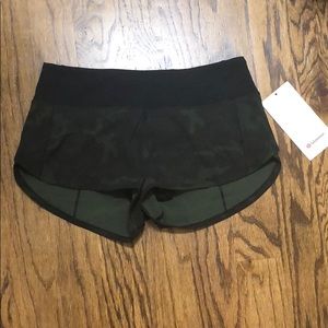 NWT Lululemon green camo speed up shorts size 4